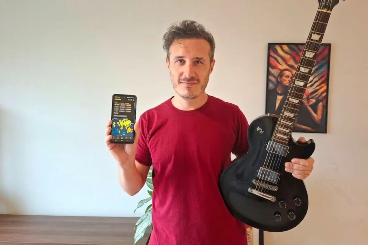 Músicos argentinos utilizando la aplicación Jamper en sus teléfonos móviles para encontrar compañeros de banda.