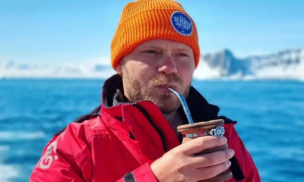 La travesía de Maxim, un hombre originario de Siberia, comenzó hace una década con un sueño ambicioso: dar la vuelta al mundo. Lo que inició