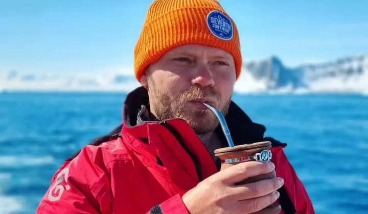 La travesía de Maxim, un hombre originario de Siberia, comenzó hace una década con un sueño ambicioso: dar la vuelta al mundo. Lo que inició