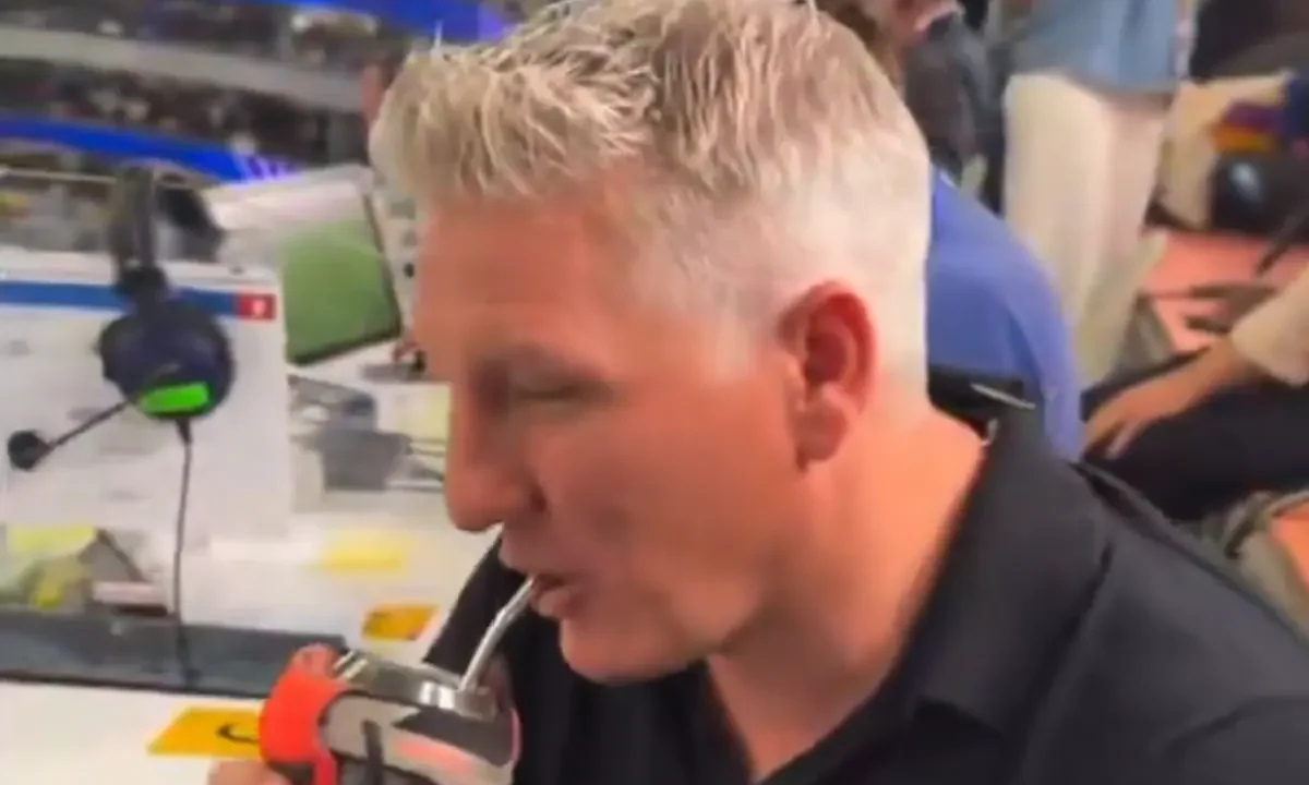 El exfutbolista alemán Bastian Schweinsteiger, conocido por su papel en la final del Mundial 2014, protagonizó un momento viral al probar el