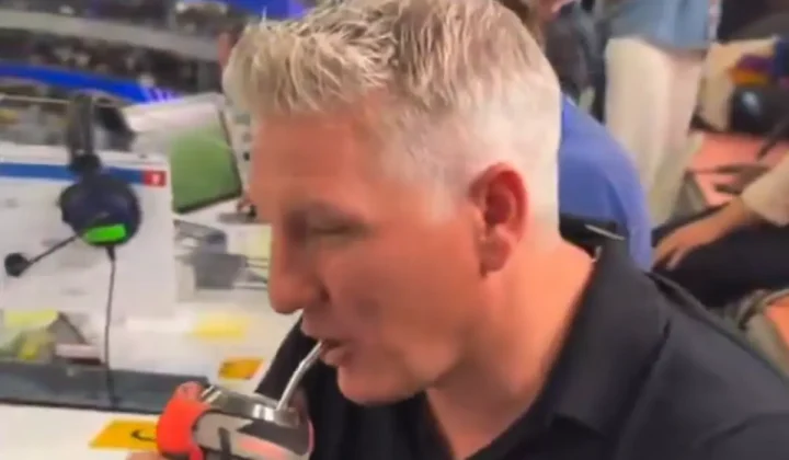 El exfutbolista alemán Bastian Schweinsteiger, conocido por su papel en la final del Mundial 2014, protagonizó un momento viral al probar el