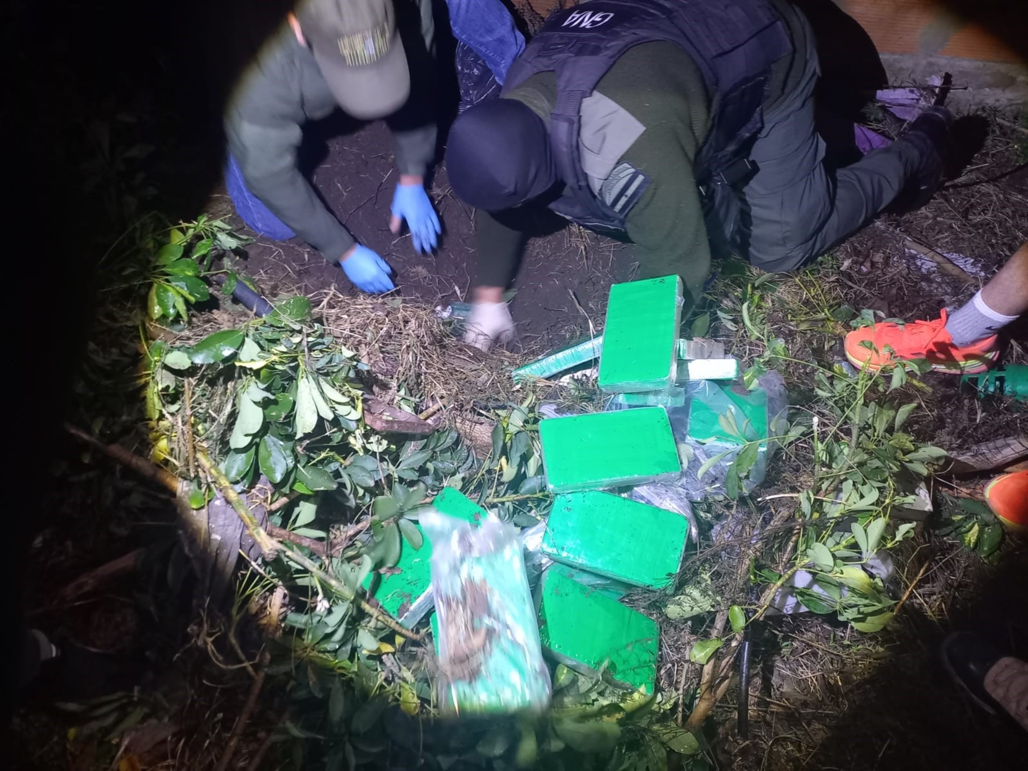 Perra de Gendarmería señalando un punto en el suelo durante un operativo policial en Argentina.