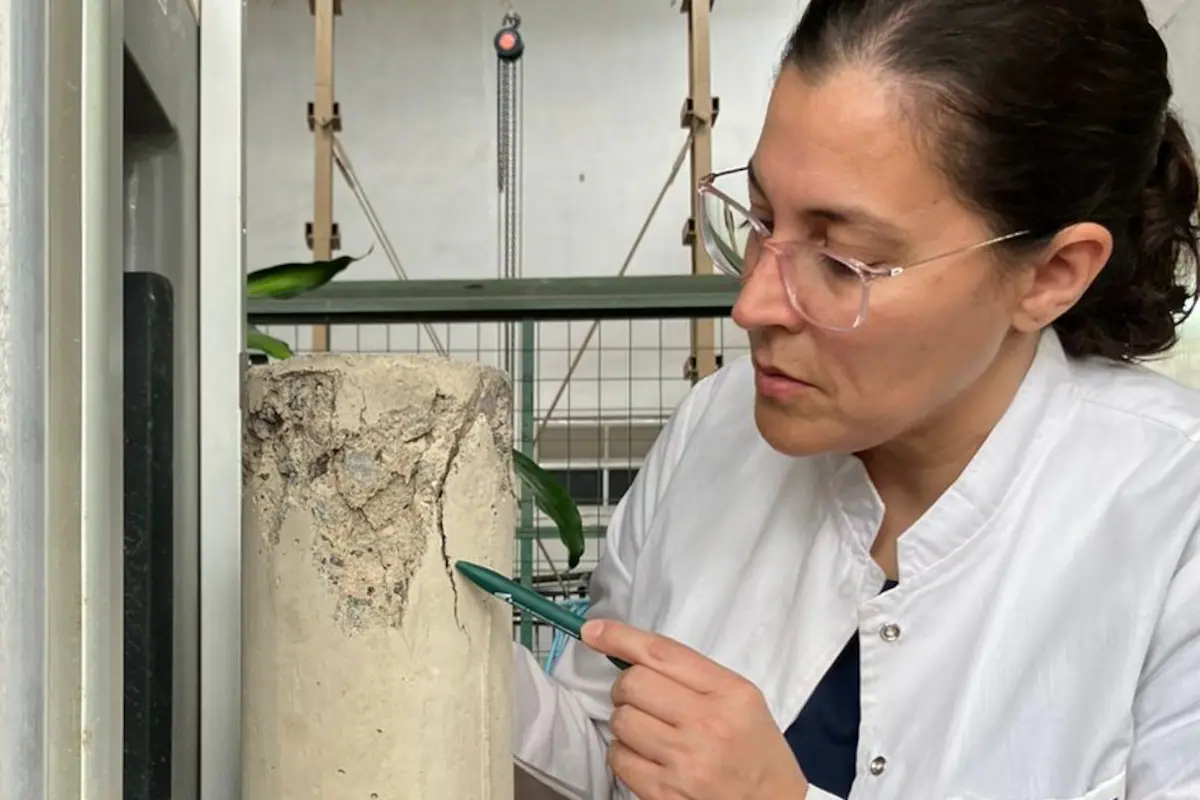 Científicas argentinas en un laboratorio de investigación desarrollando tecnología para la reparación de hormigón.