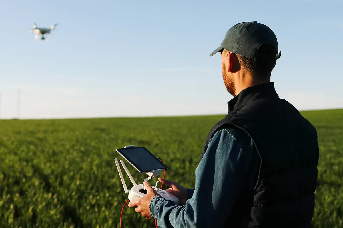 Trabajadores del campo argentino en un establecimiento agropecuario moderno utilizando tecnología avanzada.