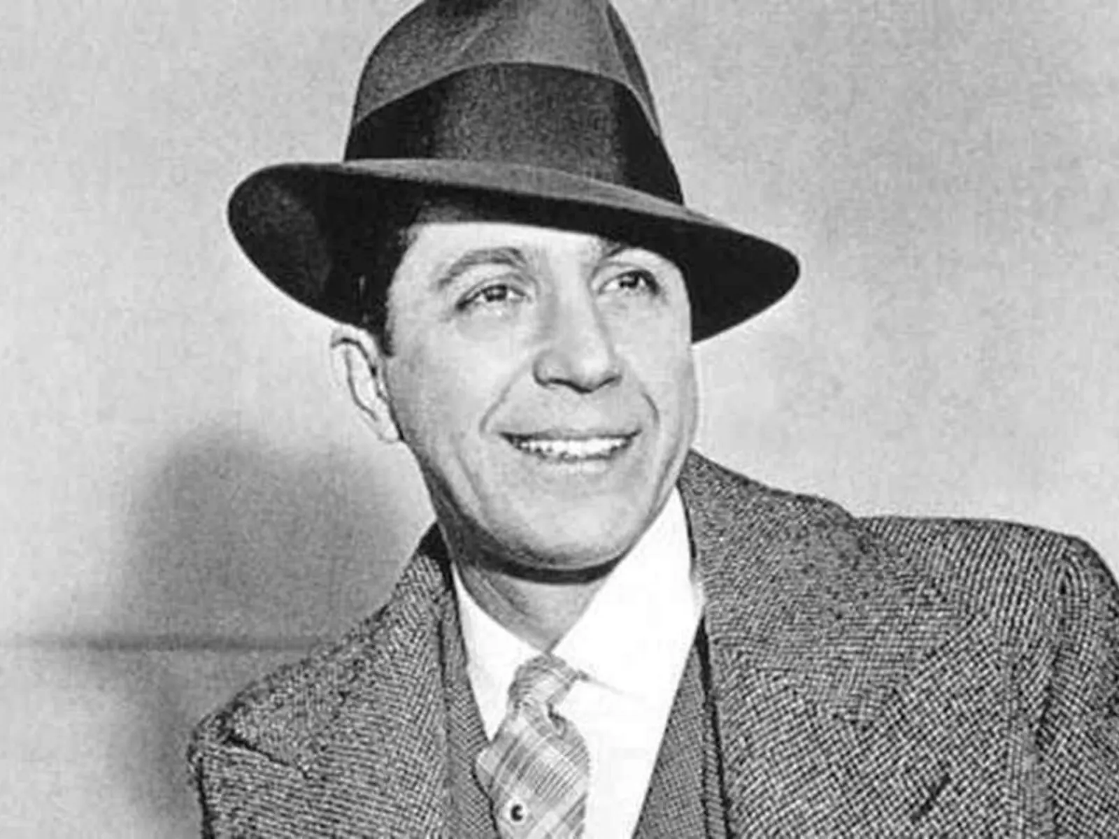 Carlos Gardel, el icónico cantante de tango argentino, actuando en un concierto.
