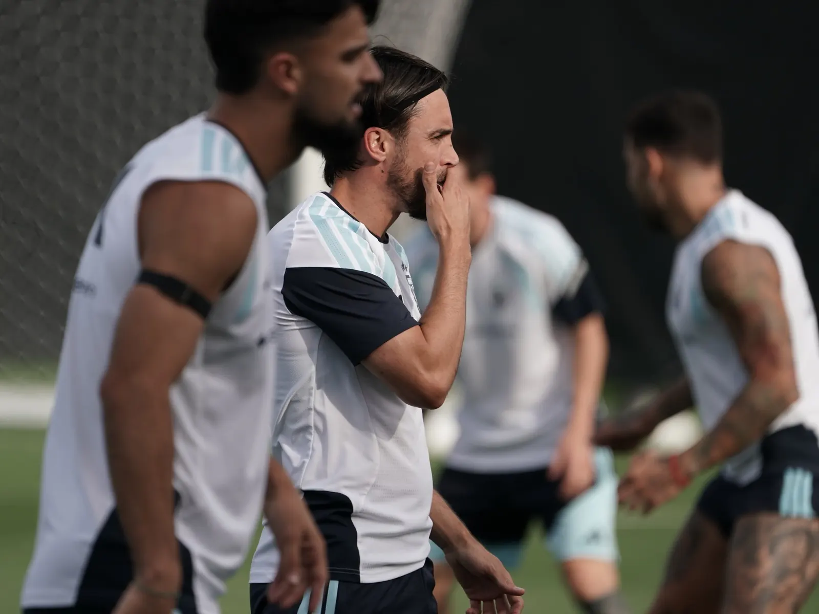 Nicolás Tagliafico con la indumentaria de entrenamiento de la Selección Argentina, enfocado en una jugada.