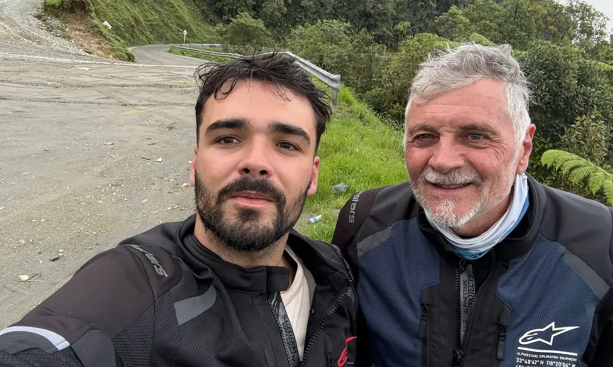Padre e hijo cordobeses recorren el mundo en moto rumbo al Mundial: “Nos tratan de locos