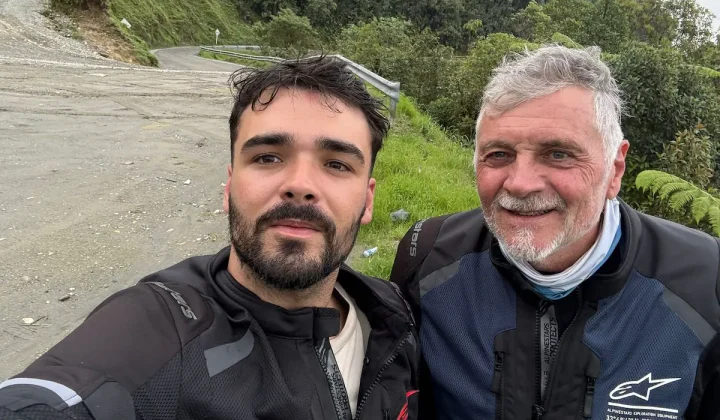 Padre e hijo cordobeses recorren el mundo en moto rumbo al Mundial: “Nos tratan de locos