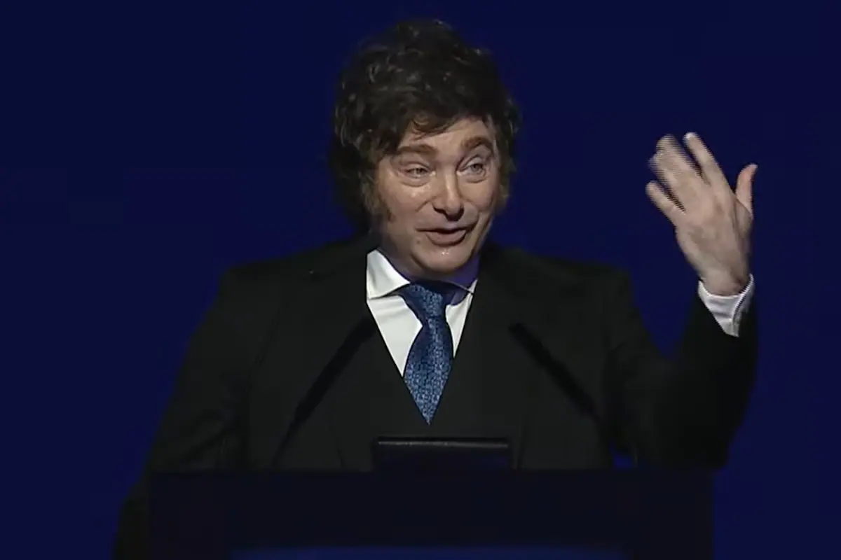 El presidente Javier Milei y el Jefe de Gabinete Manuel Adorni durante un evento oficial en Argentina.