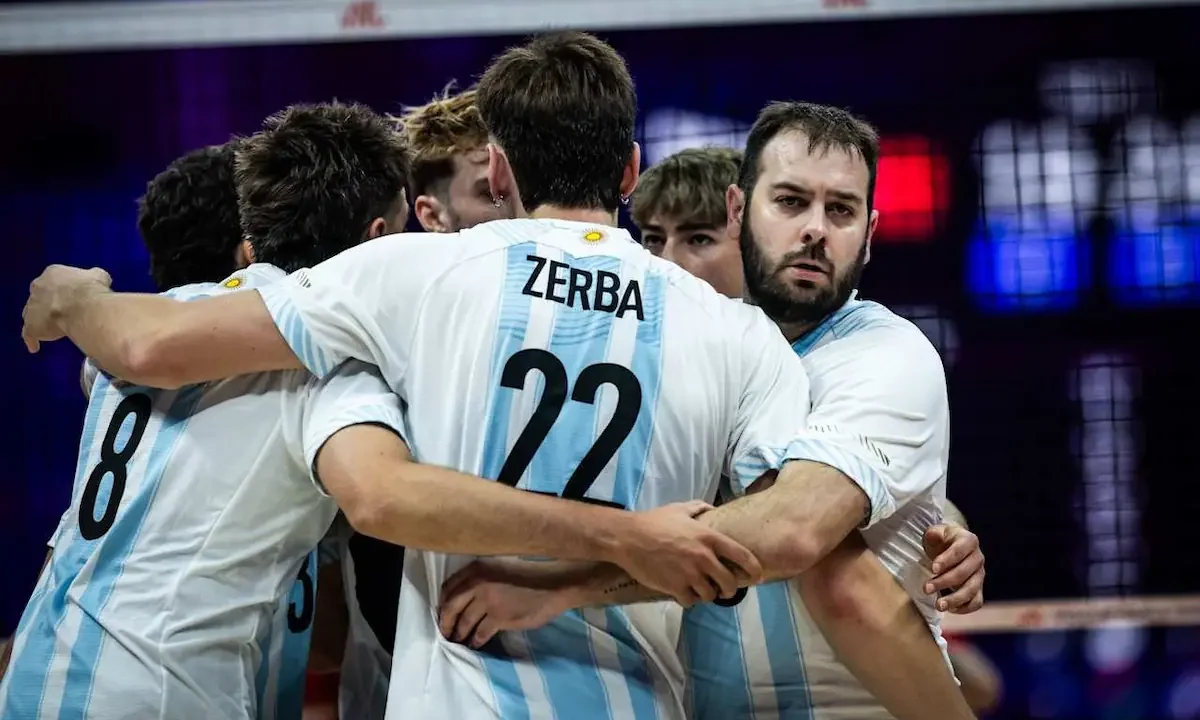 La selección argentina de vóleibol masculino inicia hoy su camino en la Volleyball Nations League (VNL) 2026, enfrentando a Polonia, actual