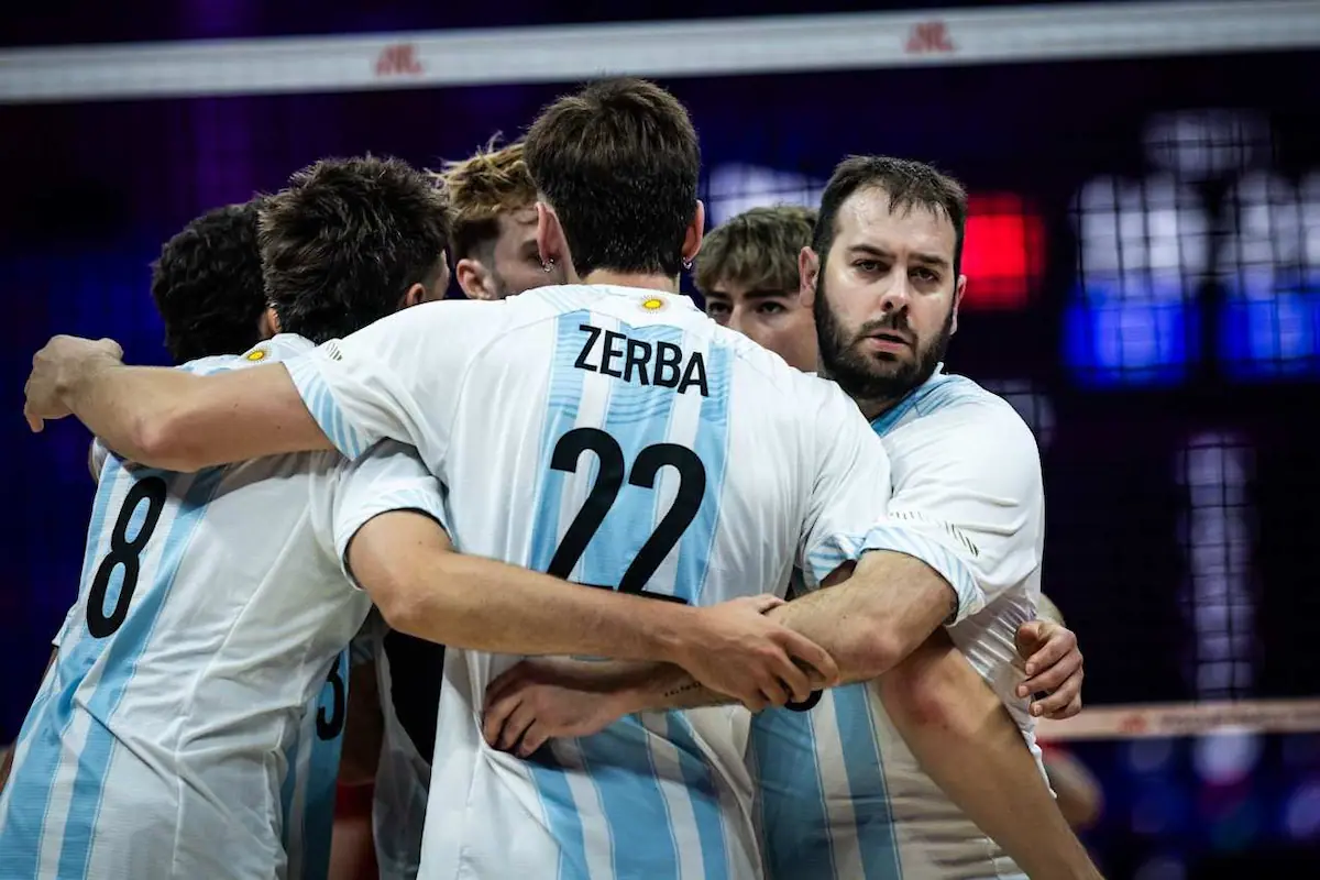 Jugadores de la selección argentina de vóleibol en acción durante un partido de la VNL 2026.