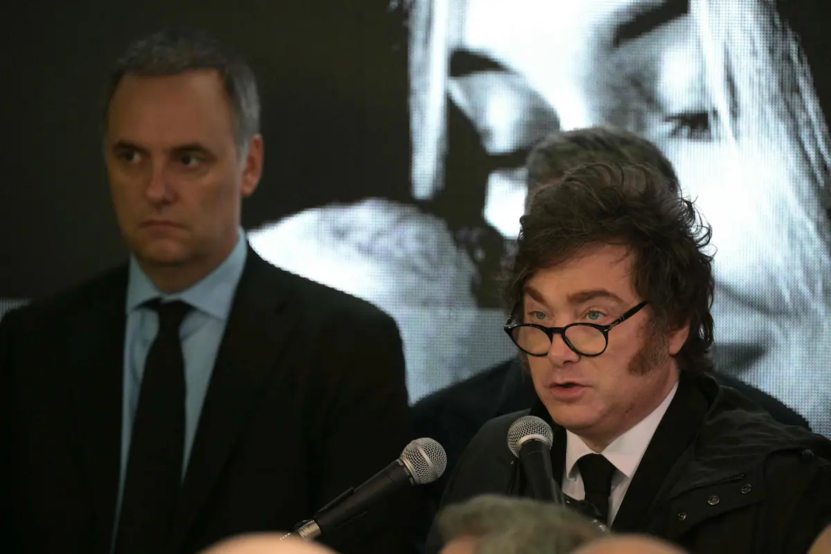 El Presidente Javier Milei y el Jefe de Gabinete Manuel Adorni en un acto oficial en Argentina.