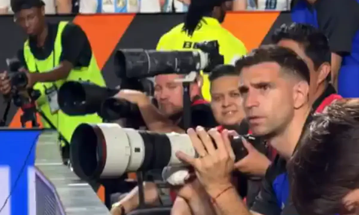 Dibu Martínez sorprende: el arquero de la Selección Argentina se convirtió en fotógrafo durante el amistoso contra Honduras
