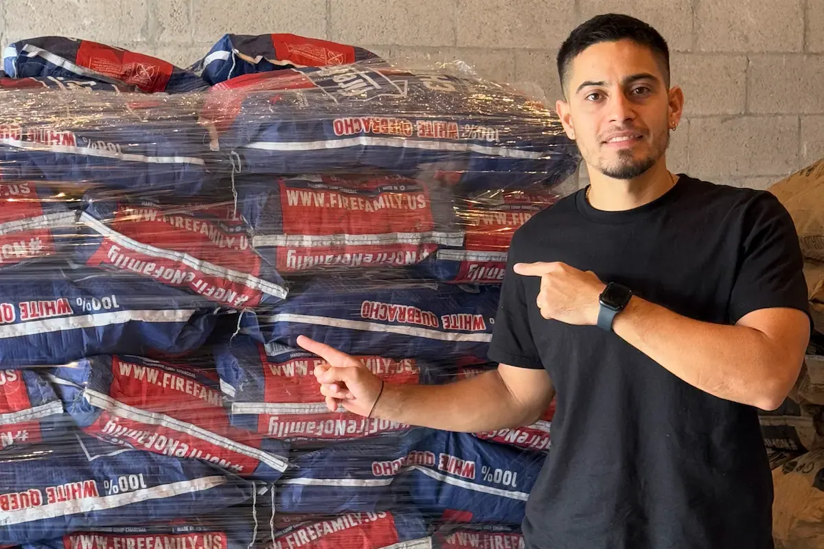 Bolsas de carbón de la marca Fire Family junto a una parrilla.