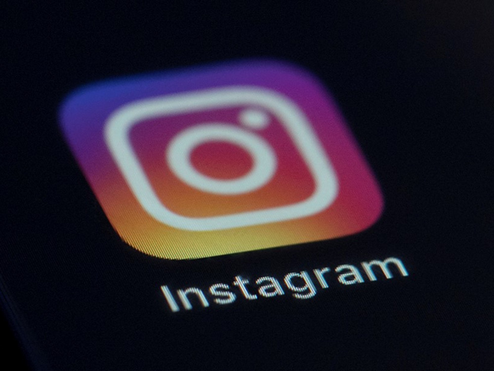 Pantalla de un teléfono móvil mostrando la aplicación de Instagram con elementos gráficos de la nueva suscripción