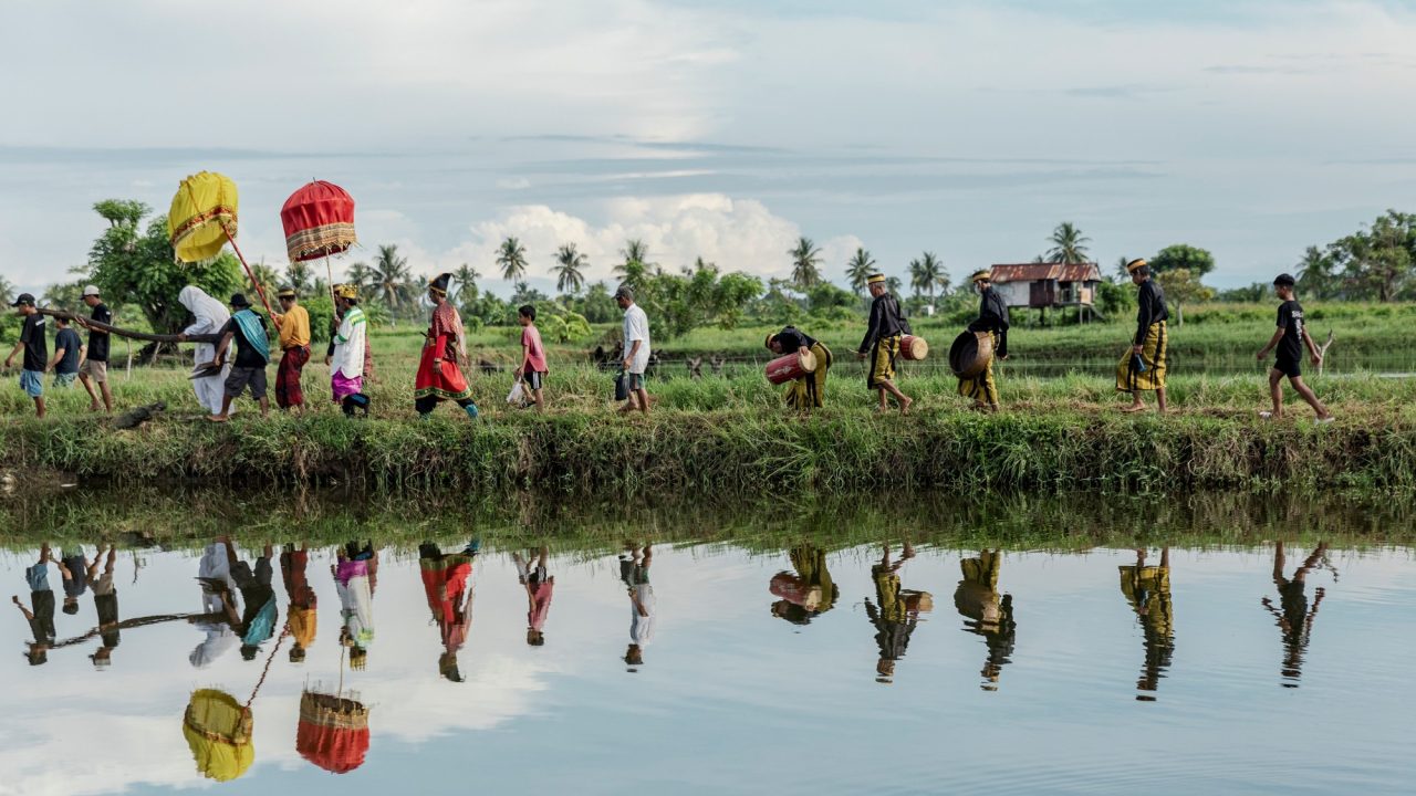 Los Bissus: La Tierra de los Cinco Géneros que Venera Sacerdotes Trans en Indonesia