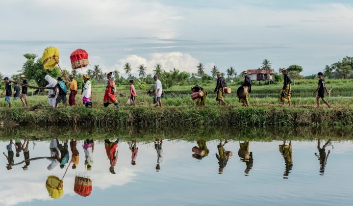 Los Bissus: La Tierra de los Cinco Géneros que Venera Sacerdotes Trans en Indonesia
