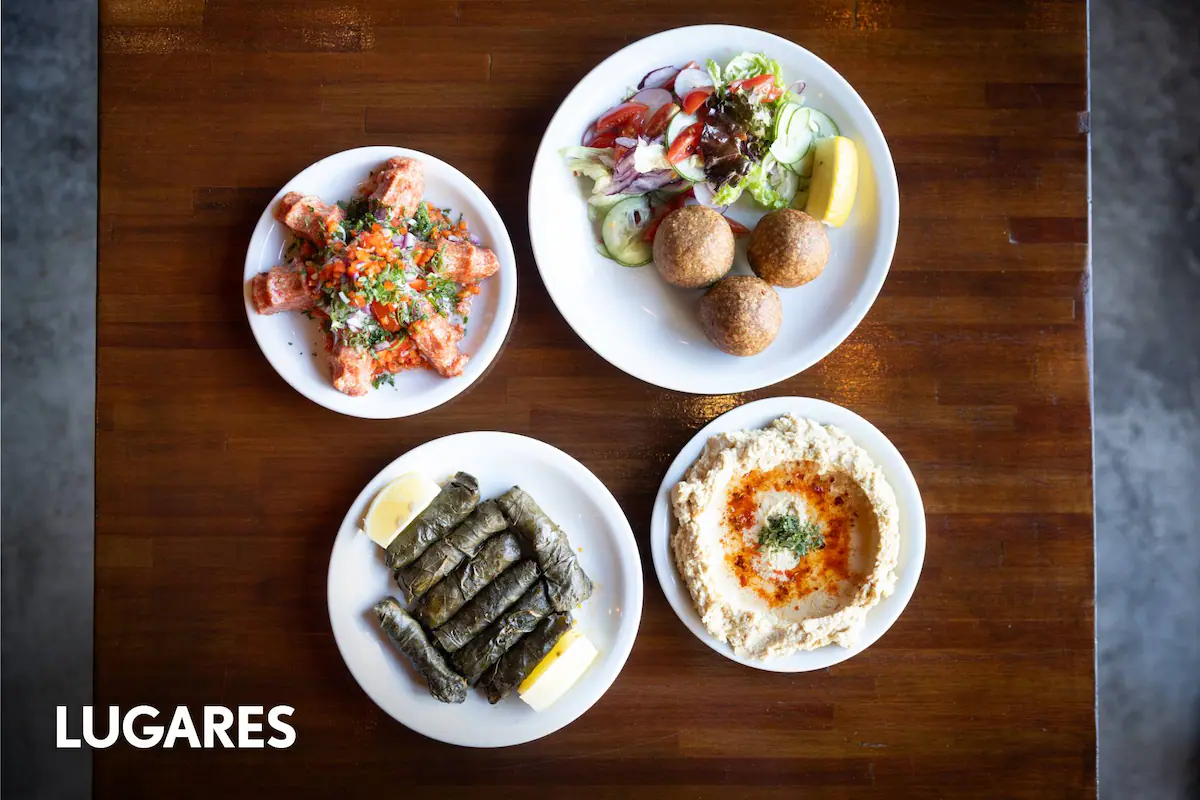 Fachada de un restaurante en Buenos Aires con carteles que anuncian comida de Medio Oriente.