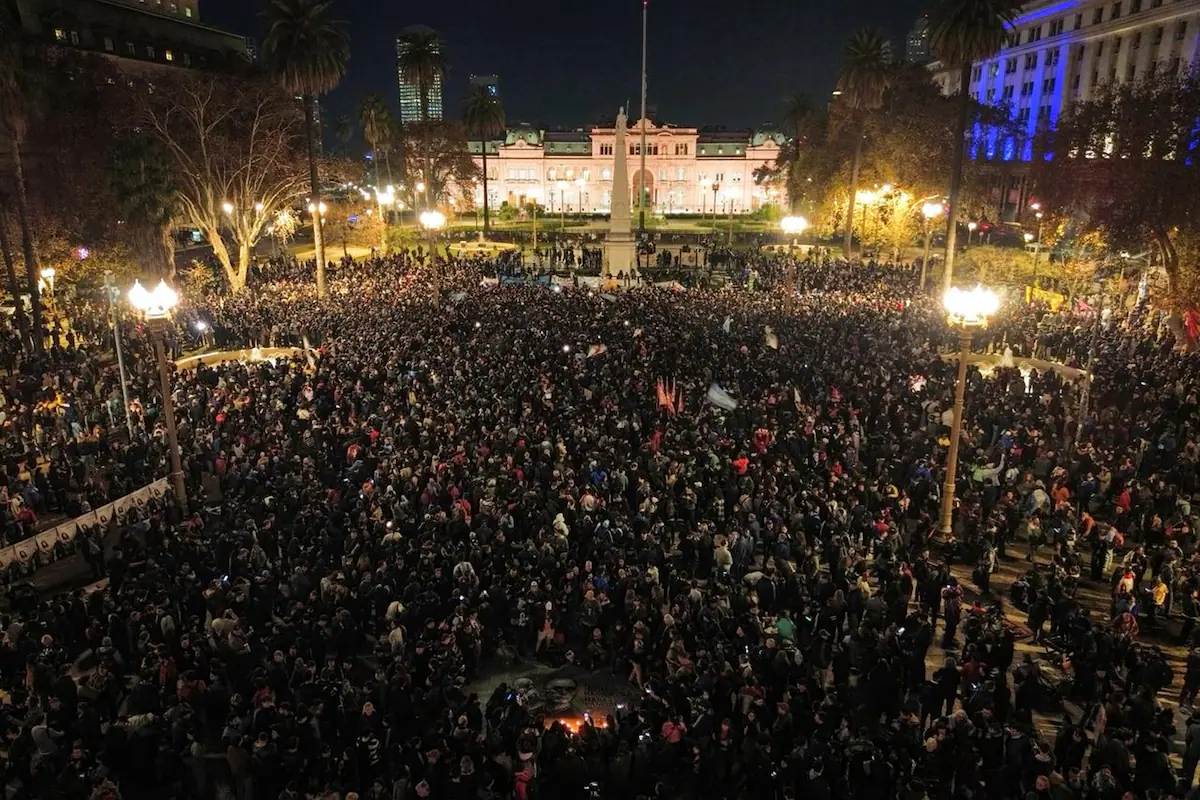 Multitudinaria concentración en Plaza de Mayo, Buenos Aires, Argentina, en homenaje al músico Indio Solari.