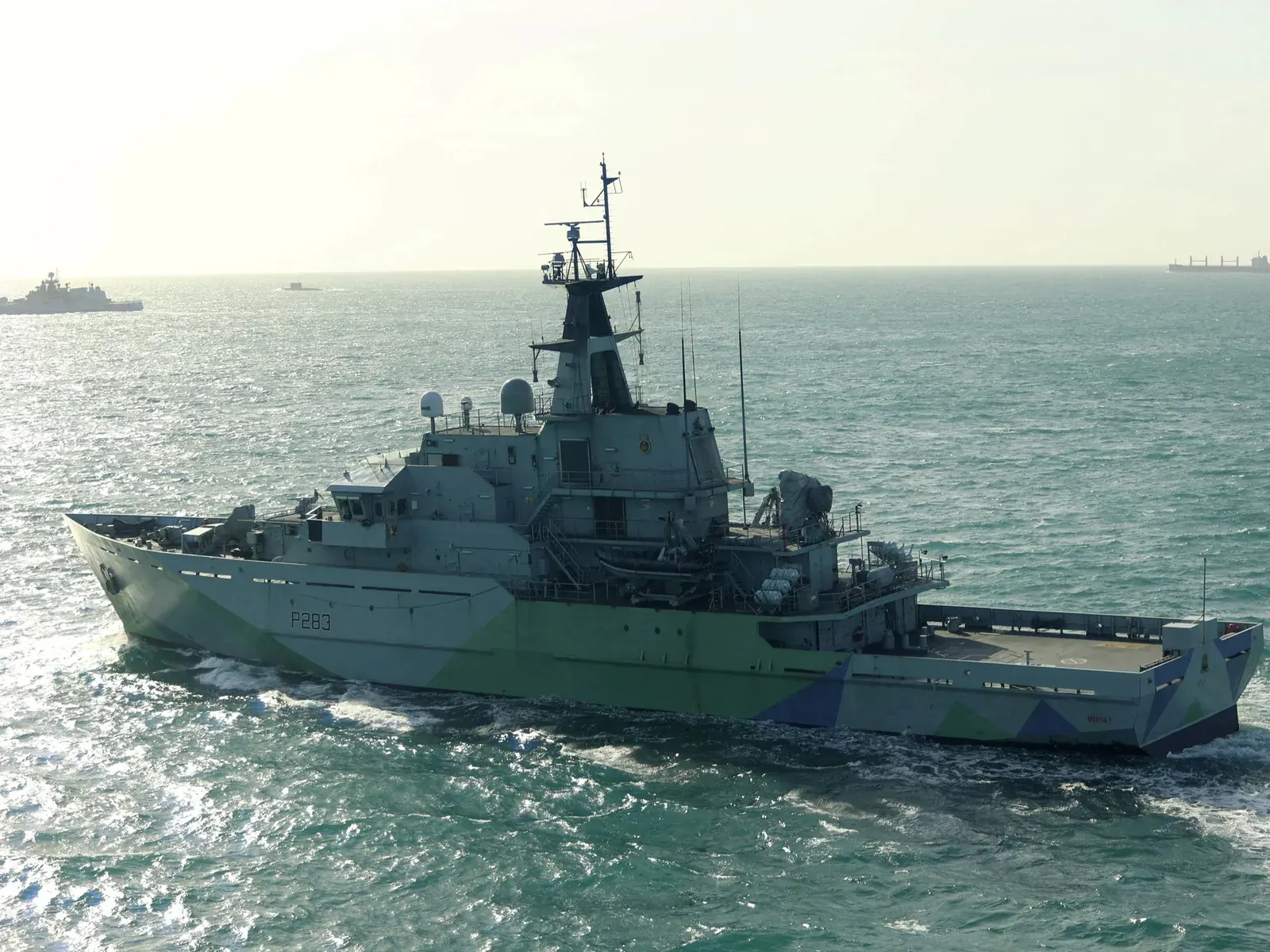 Un buque de guerra ruso navegando en el mar.