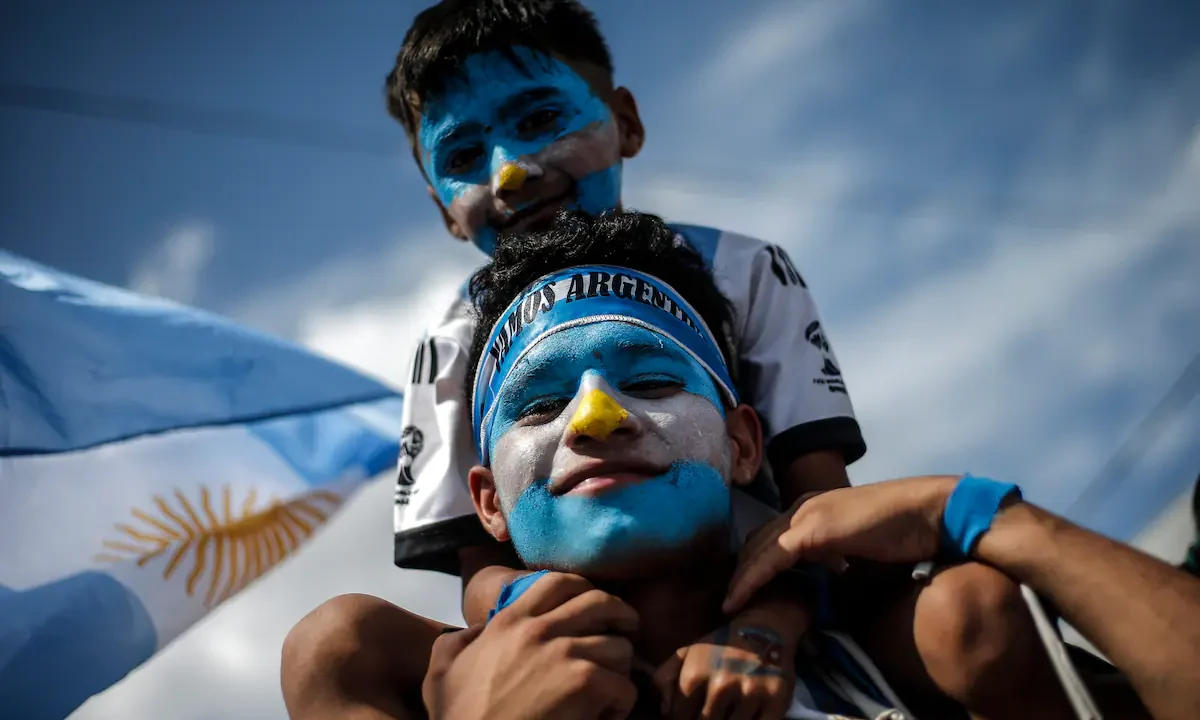 Libros y juegos para vivir la pasión mundialista antes del debut de la Scaloneta