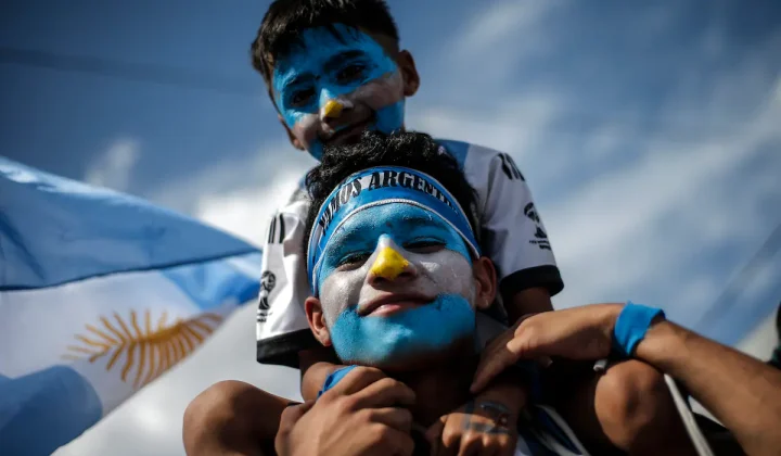 Libros y juegos para vivir la pasión mundialista antes del debut de la Scaloneta