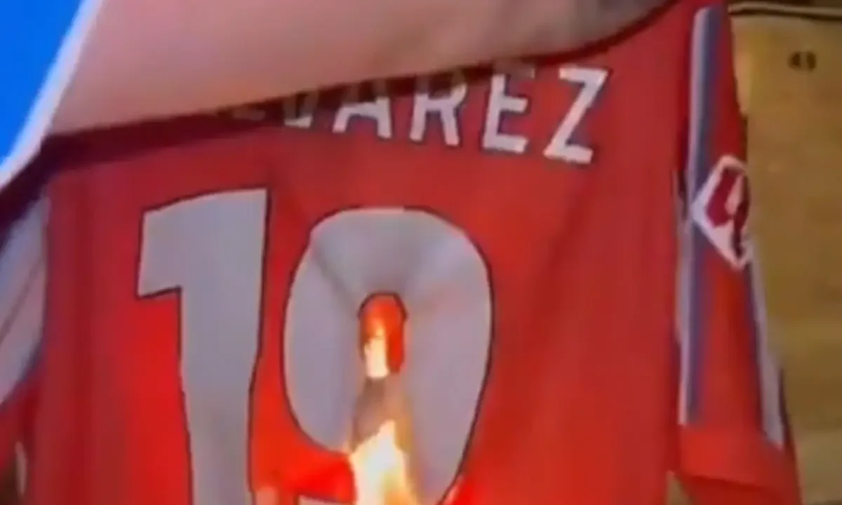Hinchas de Atlético Madrid quemaron la camiseta de Julián Álvarez tras sus declaraciones sobre el club