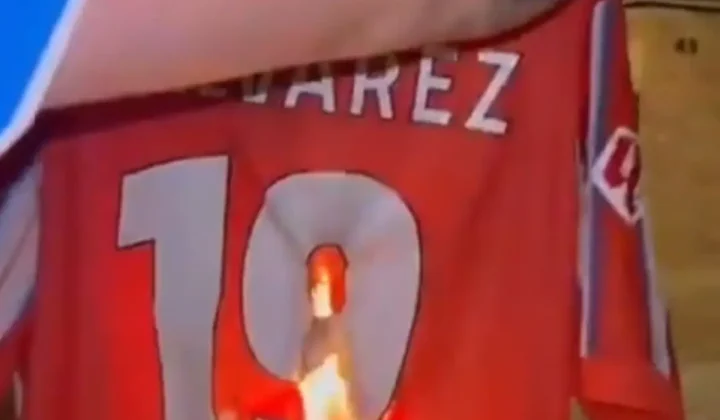 Hinchas de Atlético Madrid quemaron la camiseta de Julián Álvarez tras sus declaraciones sobre el club