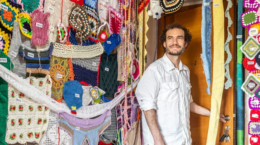Ingeniero argentino revoluciona la enseñanza con crochet en España: una herramienta para la concentración y la tolerancia a la frustración