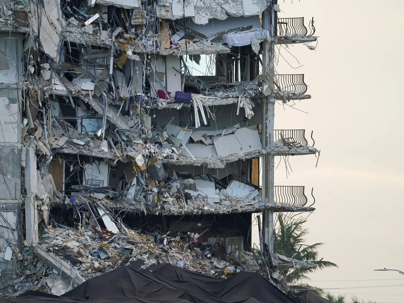 Vista de los escombros del edificio Champlain Towers tras su colapso en Miami.