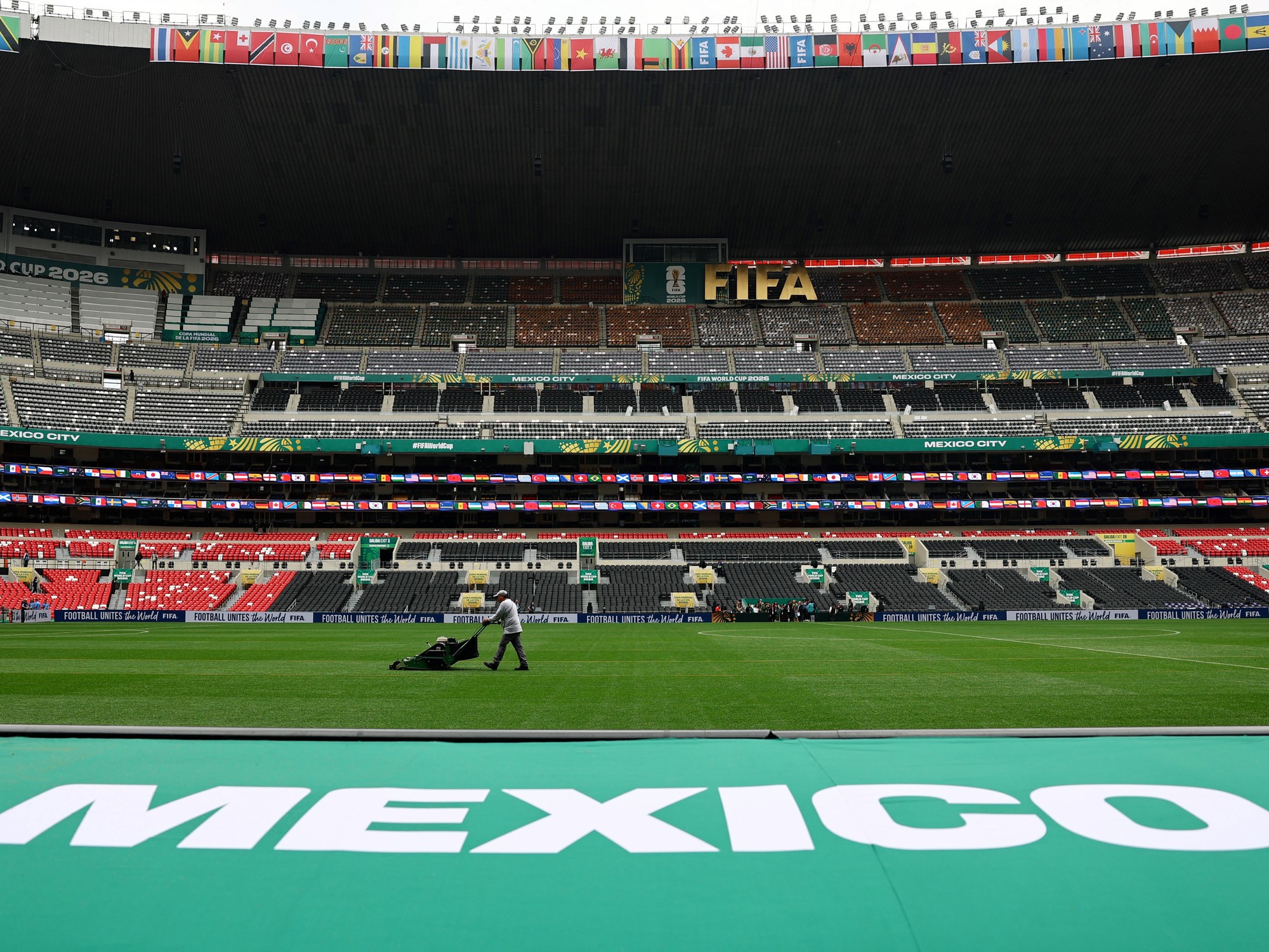 Vista general del Estadio Azteca en la Ciudad de México, listo para albergar el partido inaugural del Mundial 2026.