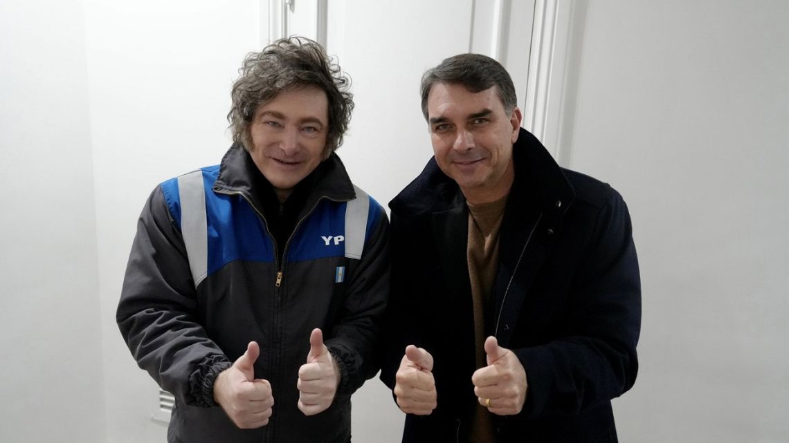 La reciente visita de Flavio Bolsonaro a Argentina y su encuentro con el presidente Javier Milei han generado análisis sobre las motivacione