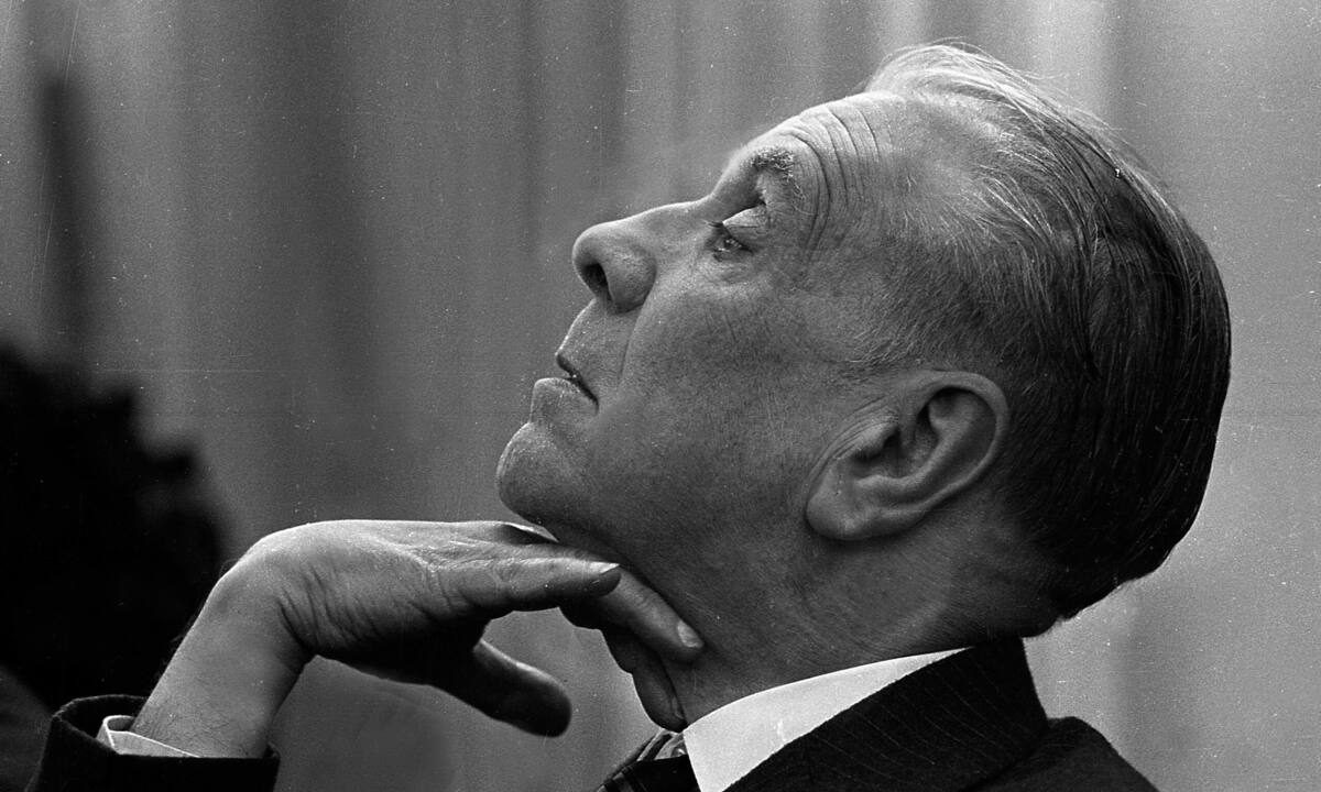 A cuatro décadas de su fallecimiento, la figura de Jorge Luis Borges se erige como un pilar ineludible en la cultura argentina. Su obra, mar