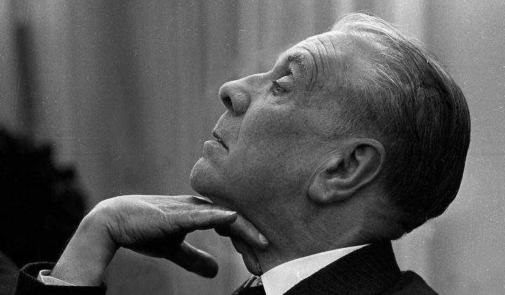 A cuatro décadas de su fallecimiento, la figura de Jorge Luis Borges se erige como un pilar ineludible en la cultura argentina. Su obra, mar
