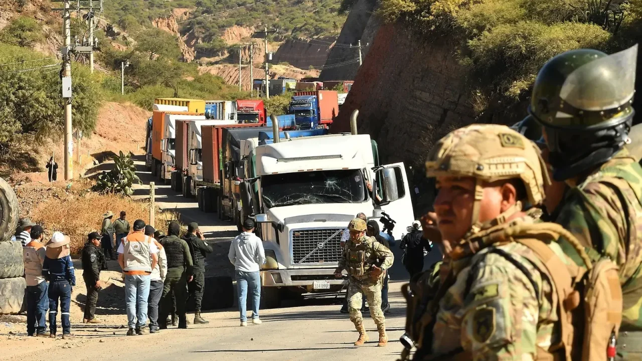 Bolivia abandona el dólar fijo tras 15 años en medio de una profunda crisis económica