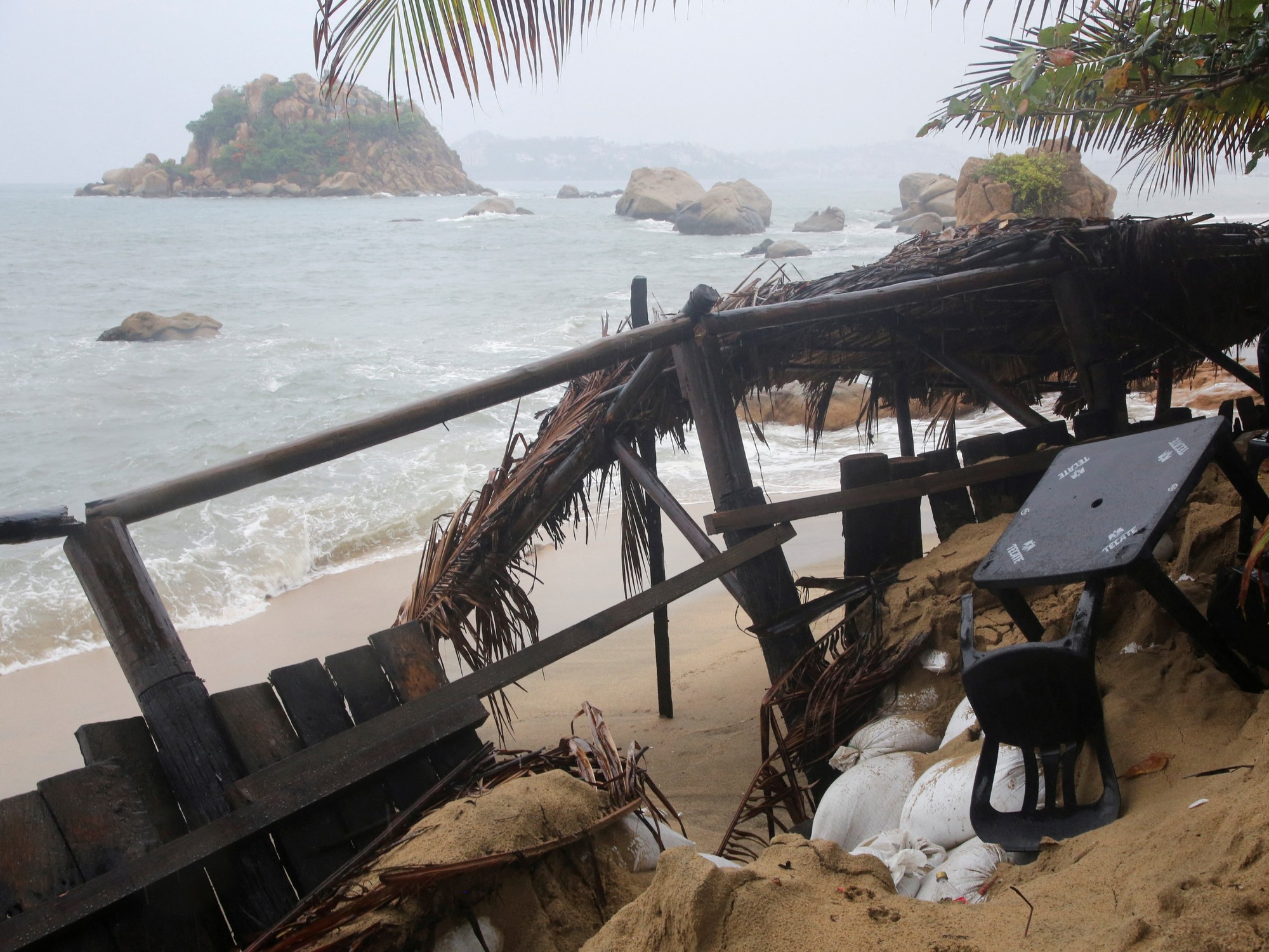 Olas golpeando la costa en Acapulco, México, mientras avanza la tormenta tropical Boris.
