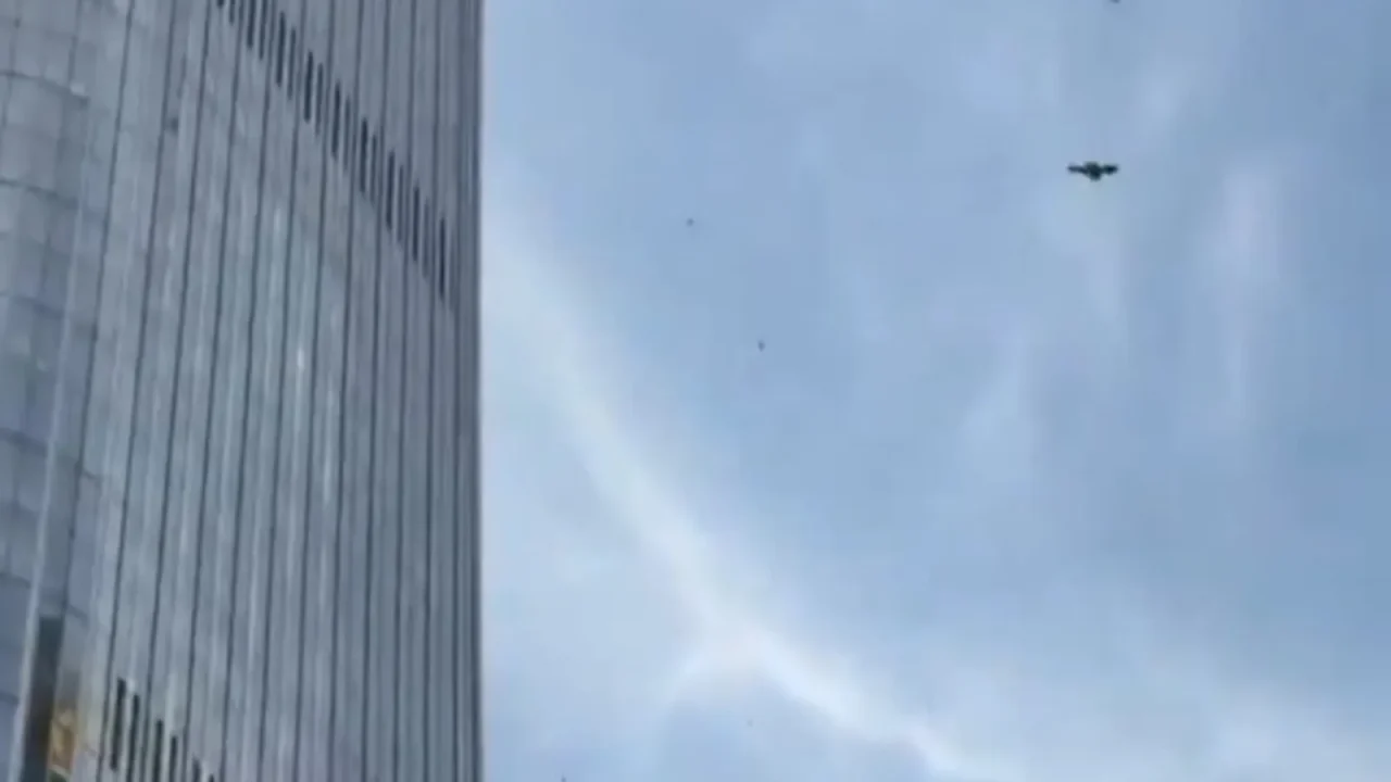 Un suceso inusual y alarmante tuvo lugar este viernes en Pekín, capital de China, cuando una avioneta se estrelló contra el China Zun, el ed