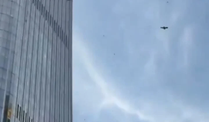 Un suceso inusual y alarmante tuvo lugar este viernes en Pekín, capital de China, cuando una avioneta se estrelló contra el China Zun, el ed
