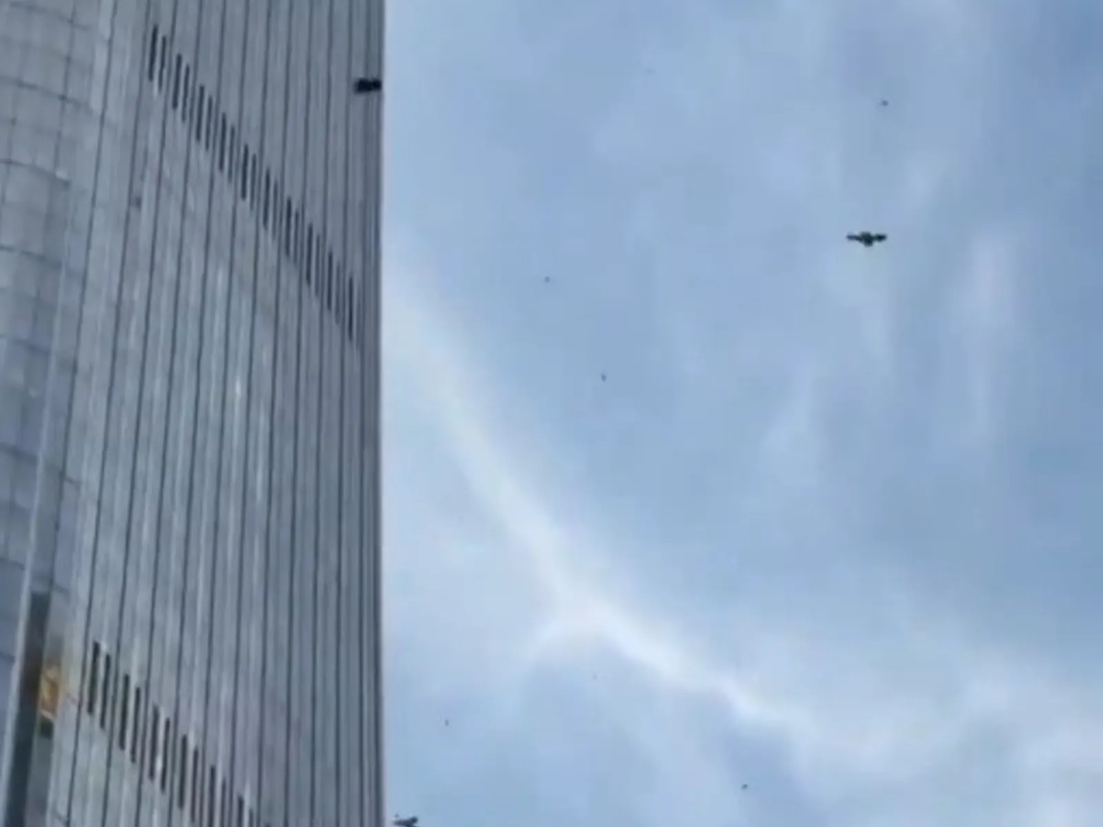 Vista del edificio China Zun en Pekín con un agujero visible en su fachada tras el impacto de una avioneta.