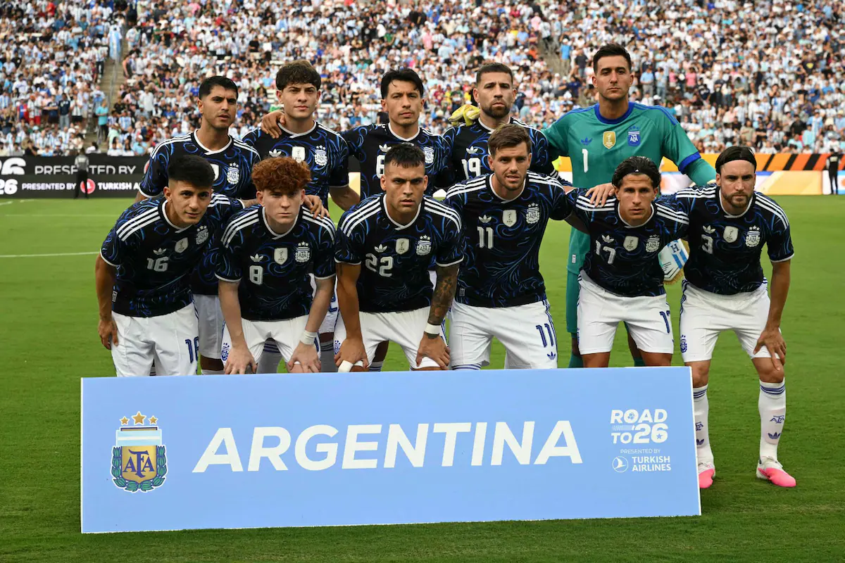 Jugadores de la Selección Argentina de fútbol celebrando un gol en un partido