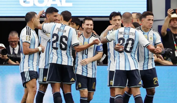 La Selección Argentina culminó la fase de grupos del Mundial 2026 como líder indiscutible del Grupo J. Este logro, asegurado tras la victori