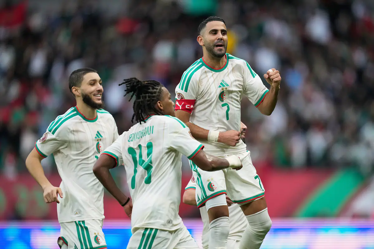 Jugadores de la selección de Argelia celebran un gol durante el partido amistoso contra Bolivia.