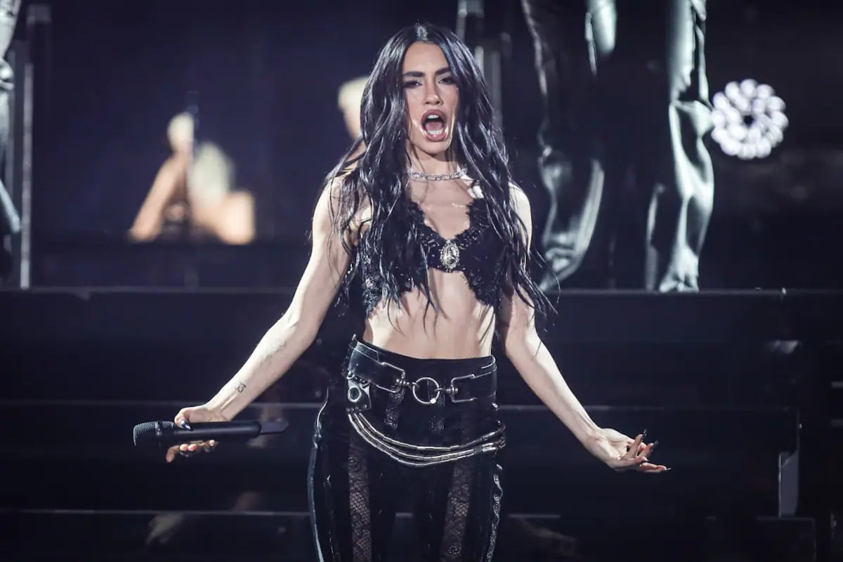 Lali Espósito en el escenario del Estadio River Plate durante un concierto masivo.
