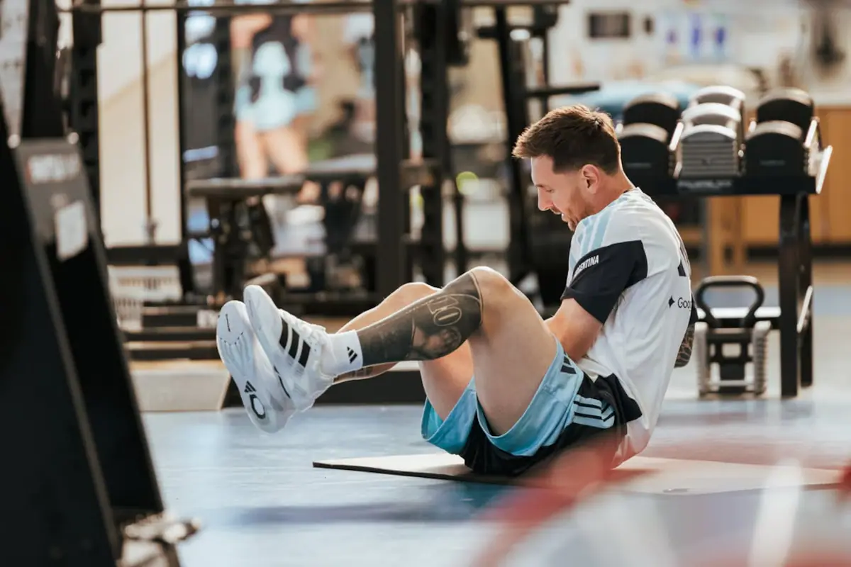 Lionel Messi con indumentaria de entrenamiento de la Selección Argentina, sonriendo y saludando, durante una práctica en Kansas City.