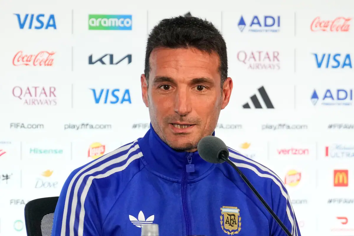Lionel Scaloni, entrenador de la Selección Argentina, dando indicaciones en el campo de juego durante un partido del Mundial 2026.