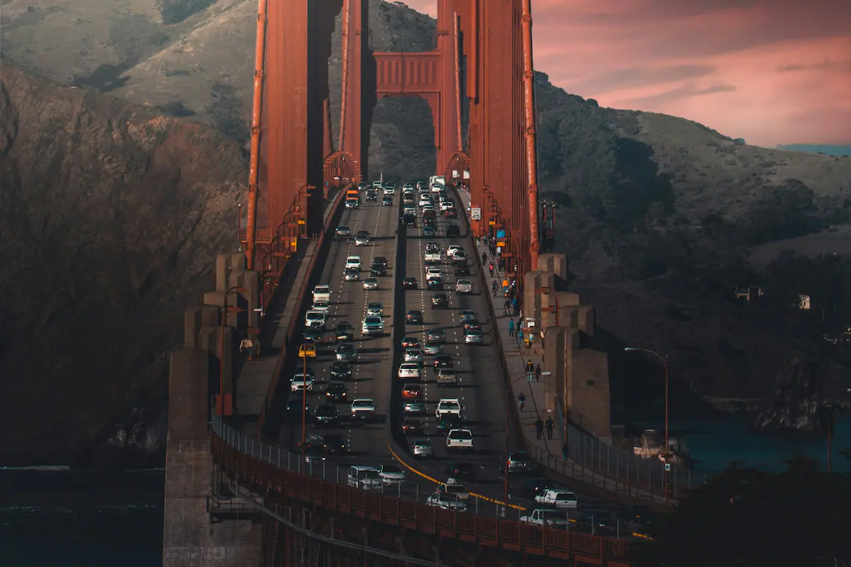 El icónico puente Golden Gate de San Francisco, California, con sus característicos pilares anaranjados.
