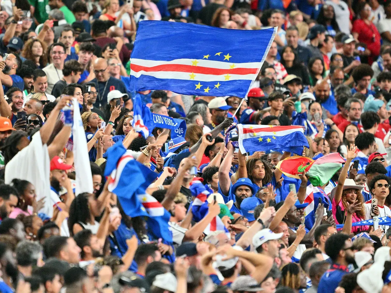 Hinchas de Cabo Verde celebran en las gradas durante un partido del Mundial 2026.