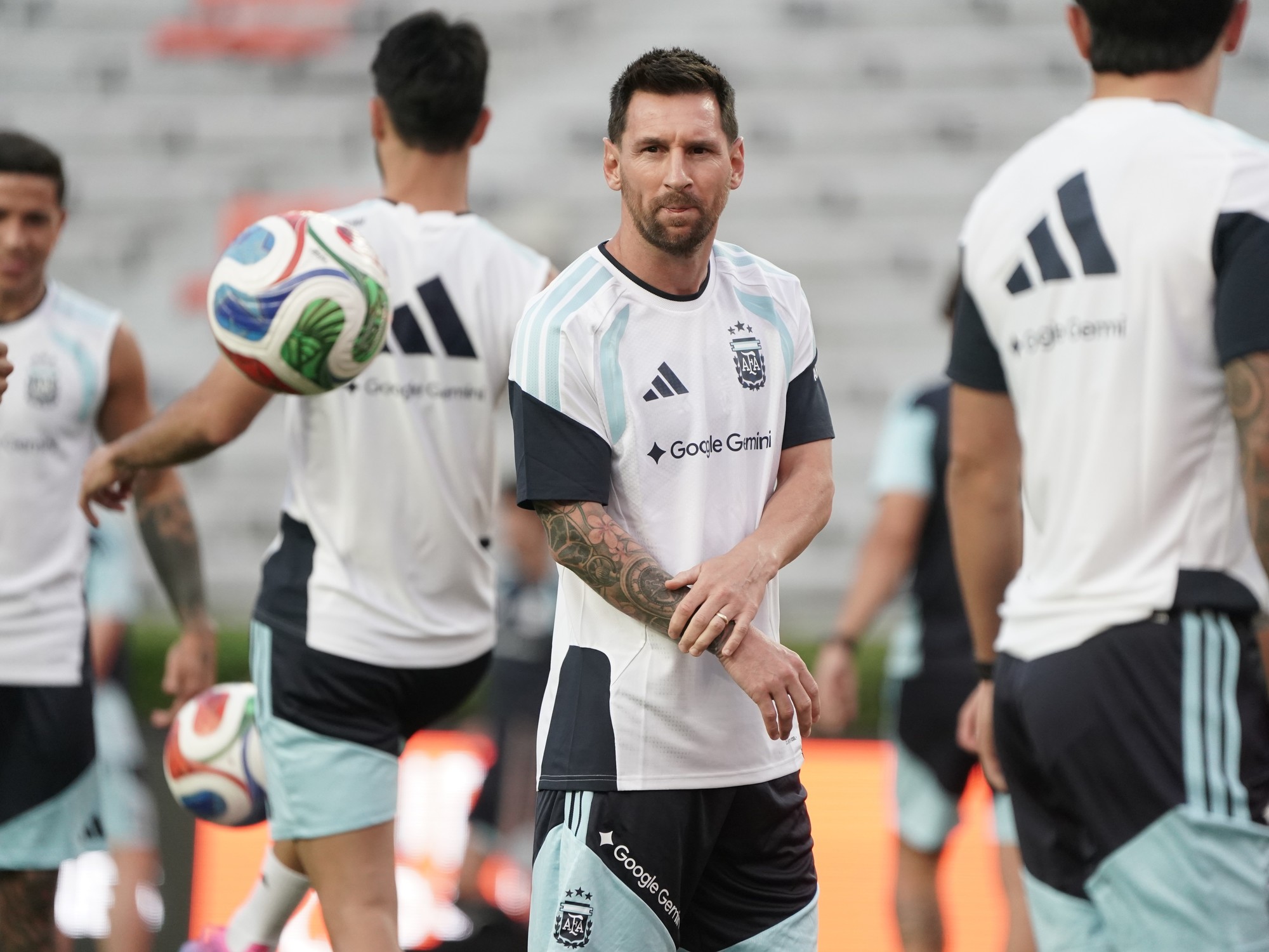 Jugadores de la Selección Argentina entrenando en el campo de juego.