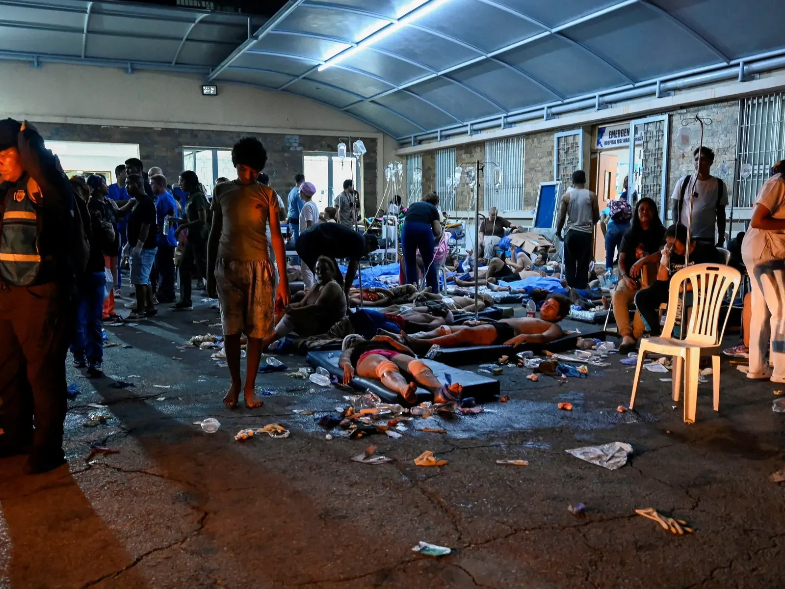 Personas reciben tratamiento médico en un hospital de campaña improvisado en La Guaira, Venezuela, tras los sismos.