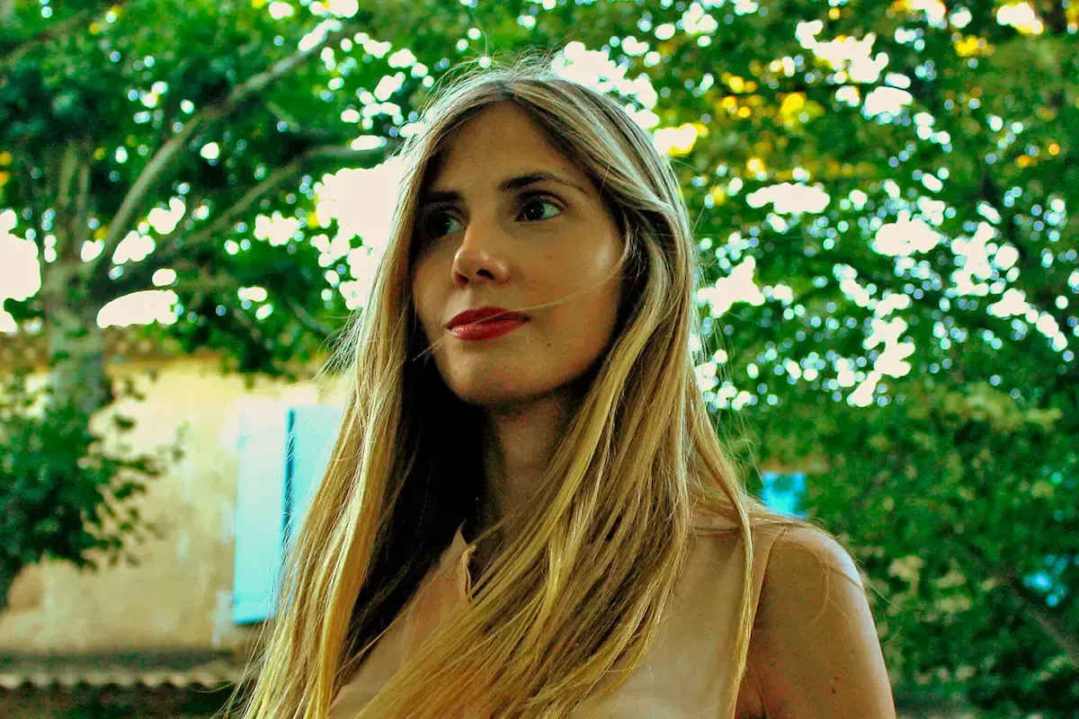 La escritora argentina Paula Klein, centro, durante la entrega del Premio Lumen en Madrid.